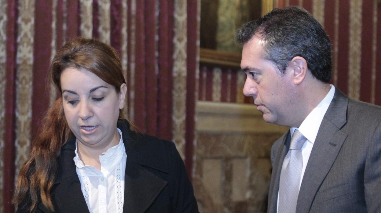 Encarnación Martínez con Juan Espadas en el año 2011