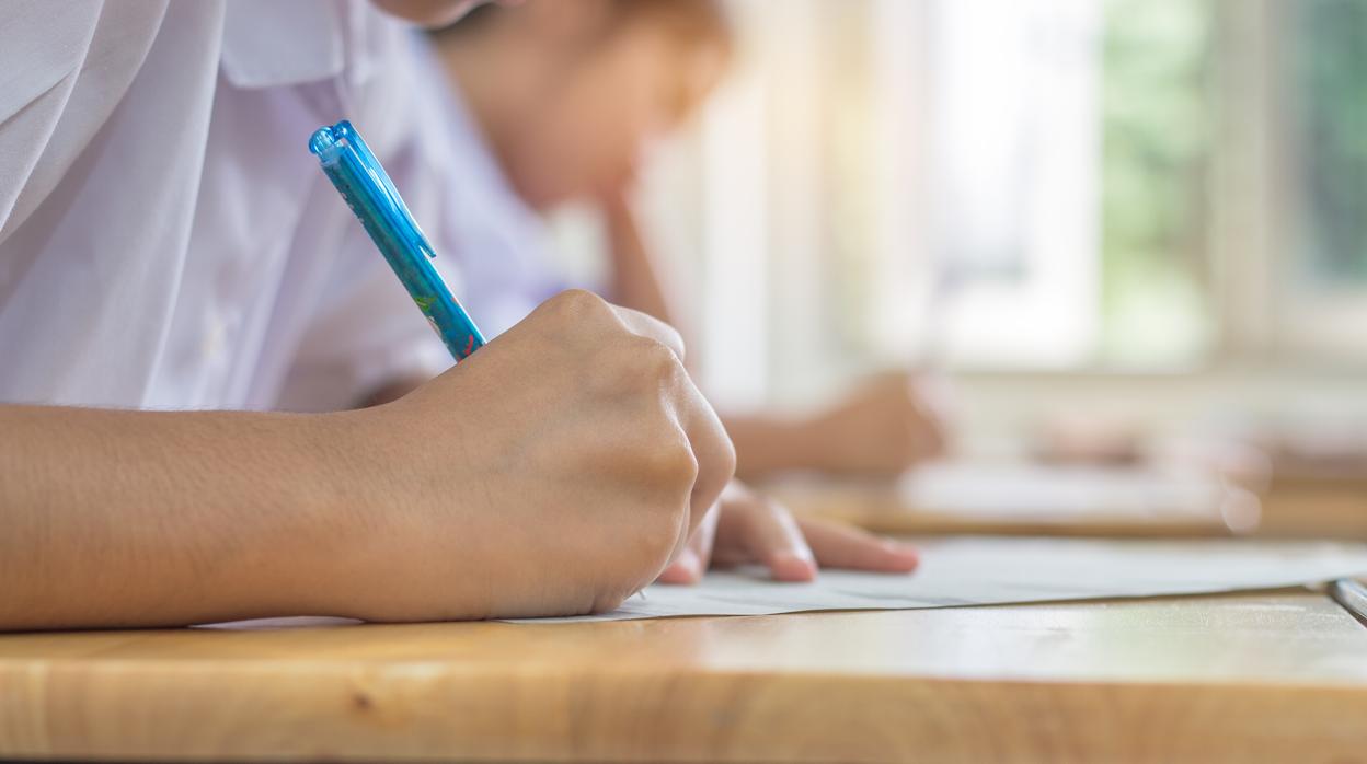 Niño de primaria realizando un examen