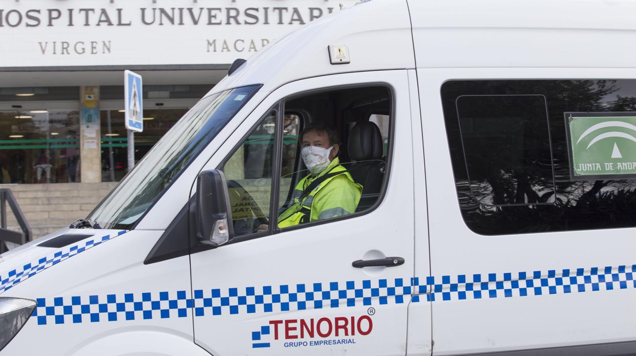 Una ambulancia en el hospital Virgen Macarena