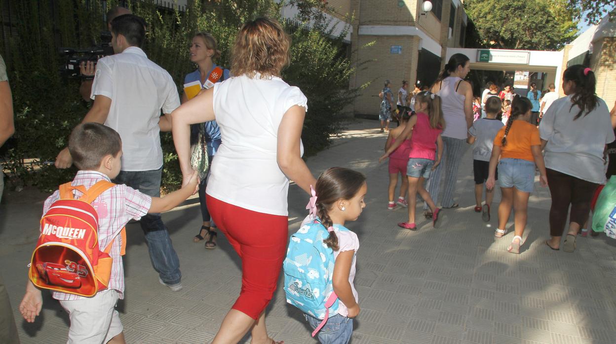 Familias con niños llegan a un colegio