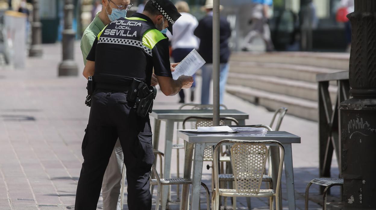 Imagen de la Policía Local revisando documentación y estado de los bares