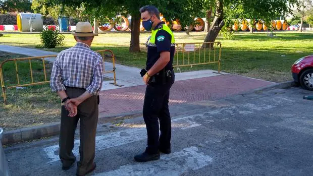 Seis kilómetros y ocho horas después, localizado el anciano con alzheimer desaparecido en Sevilla
