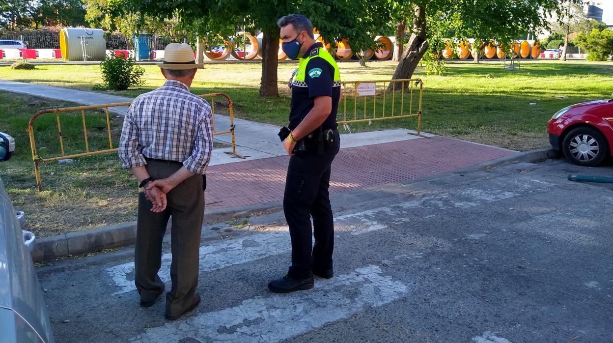 Momento en el que Antonio es localizado por los agentes de la Policía Local