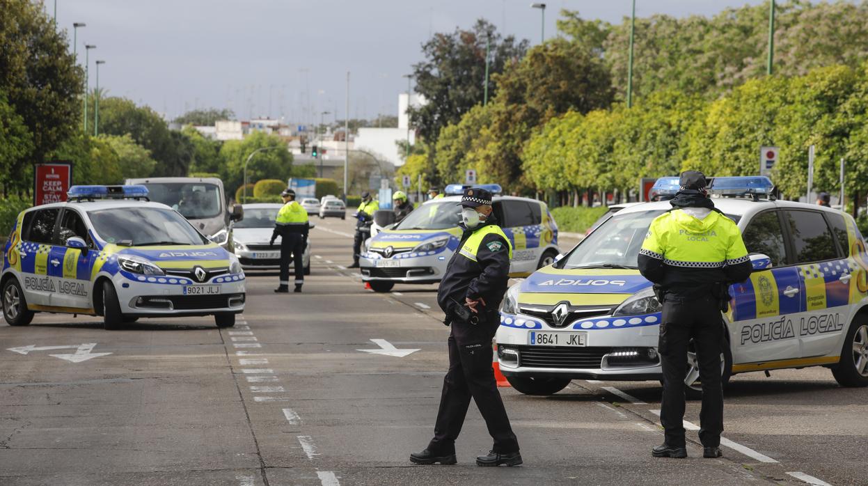 Control de la Policía Local de Sevilla en la ronda del Tamarguillo durante el estado de alarm a