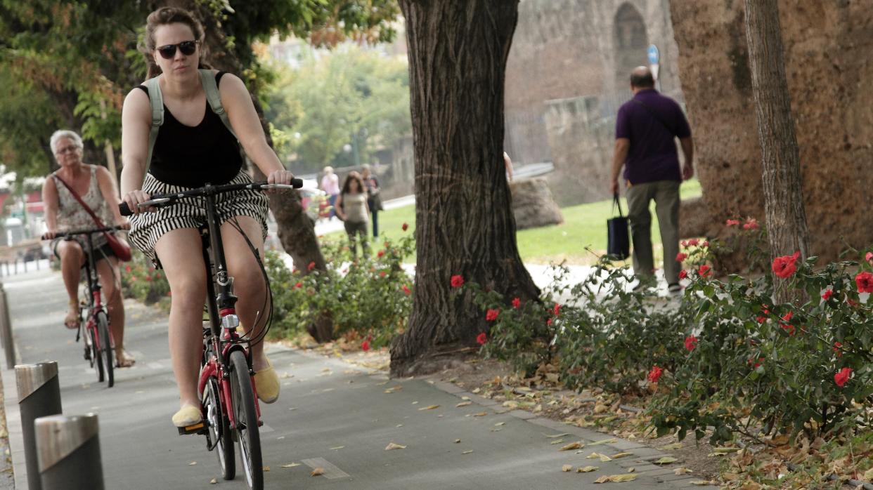 Ciclistas junto a la muralla de la Macarena