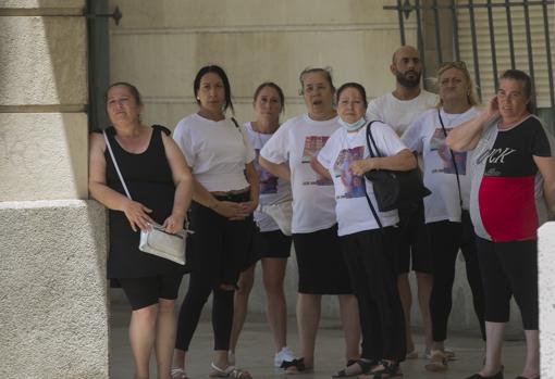 La familia de Sandra Capitán y Lucía Begines siguen en el juicio desde el exterior de la Audiencia