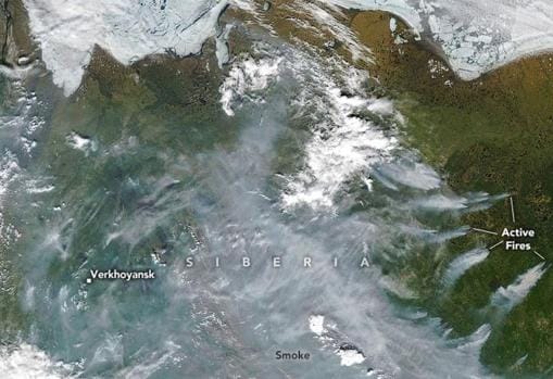 A consecuencia de las altas temperaturas numerosos incendios se desatan cercay el humo es visible en imágenes de satélite