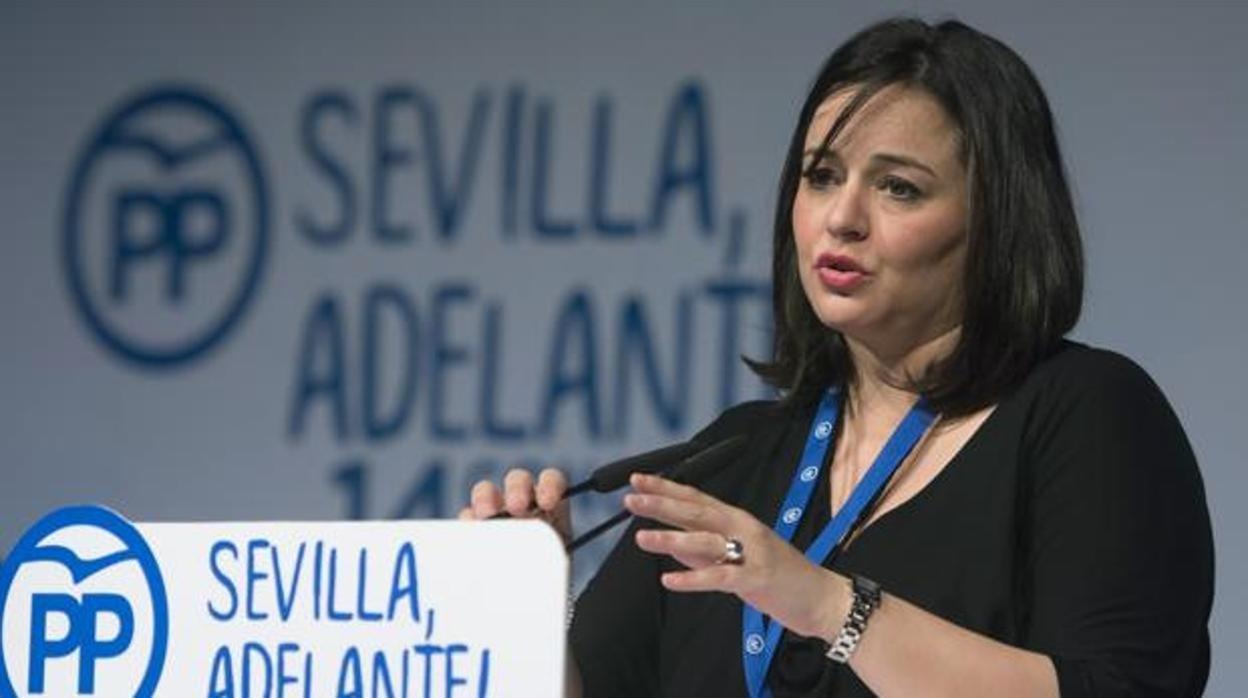 La presidenta del PP de Sevilla, Virginia Pérez, señala directamente al PSOE