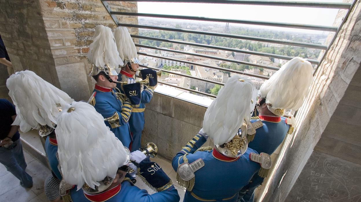 Sobre estas líneas la banda tocando en la Giralda