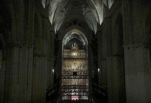 Una vista del altar mayor de la Catedral desde el rosetón de la puerta principal