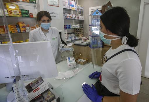 Durante la segunda quincena de mayo y los primeros días de junio, un total de 3.295 profesionales de las farmacias sevillanas realizaron de forma voluntaria la prueba de detección del Covid-19