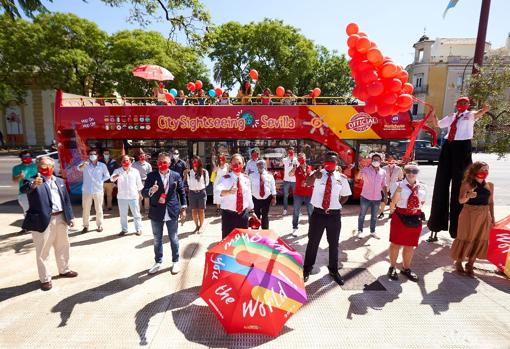 El equipo de City Sightseeing, en el día de reapertura tras la COVID-19 en Sevilla