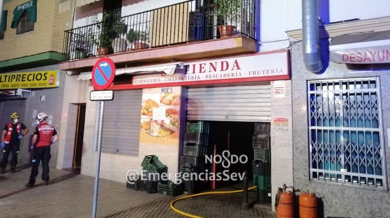 El fuego se ha declarado en una carnicería de la calle Torremejías