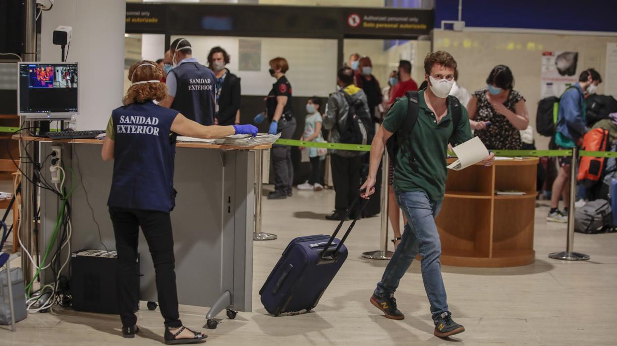 Medidas de seguridad por el coronavirus en el Aeropuerto de Sevilla
