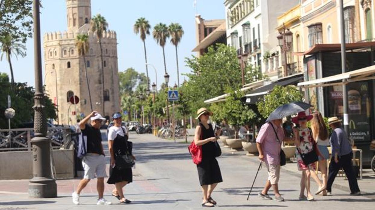 Turistas pasenado por el centro de Sevilla