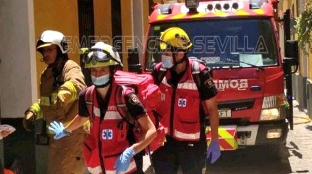 Los bomberos de Sevilla en una actuación llevada a cabo hace unas horas en la capital andaluza