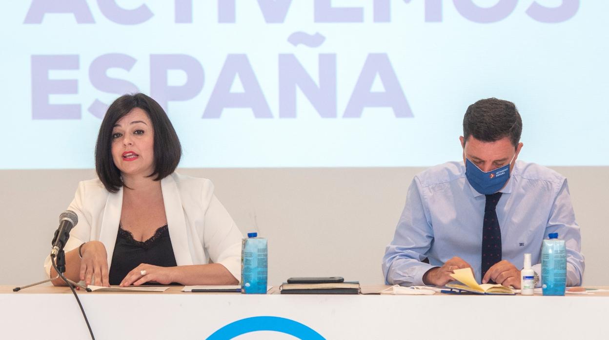 La presidenta del PP de Sevilla, Virginia Pérez, durante la presentación del informe