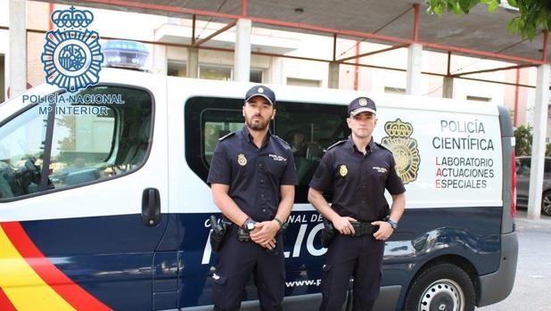 Agentes de la Científica auxilian en Sevilla a una mujer que huía de su agresor