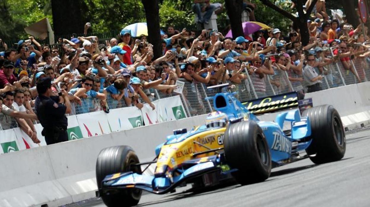 Fernando Alonso y su Renault por las calles de Sevilla