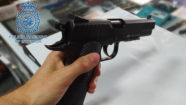 Tres detenidos por atracar con una pistola dos supermercados en Sevilla