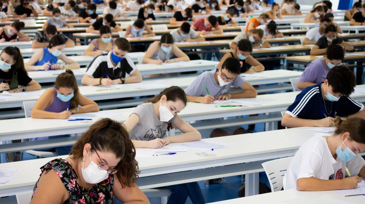 Estudiantes haciendo la Selectividad en la UPO