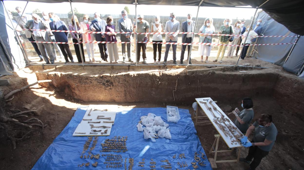 Carmen Calvo visita la fosa de Pico Reja en el cementerio de San Fernando