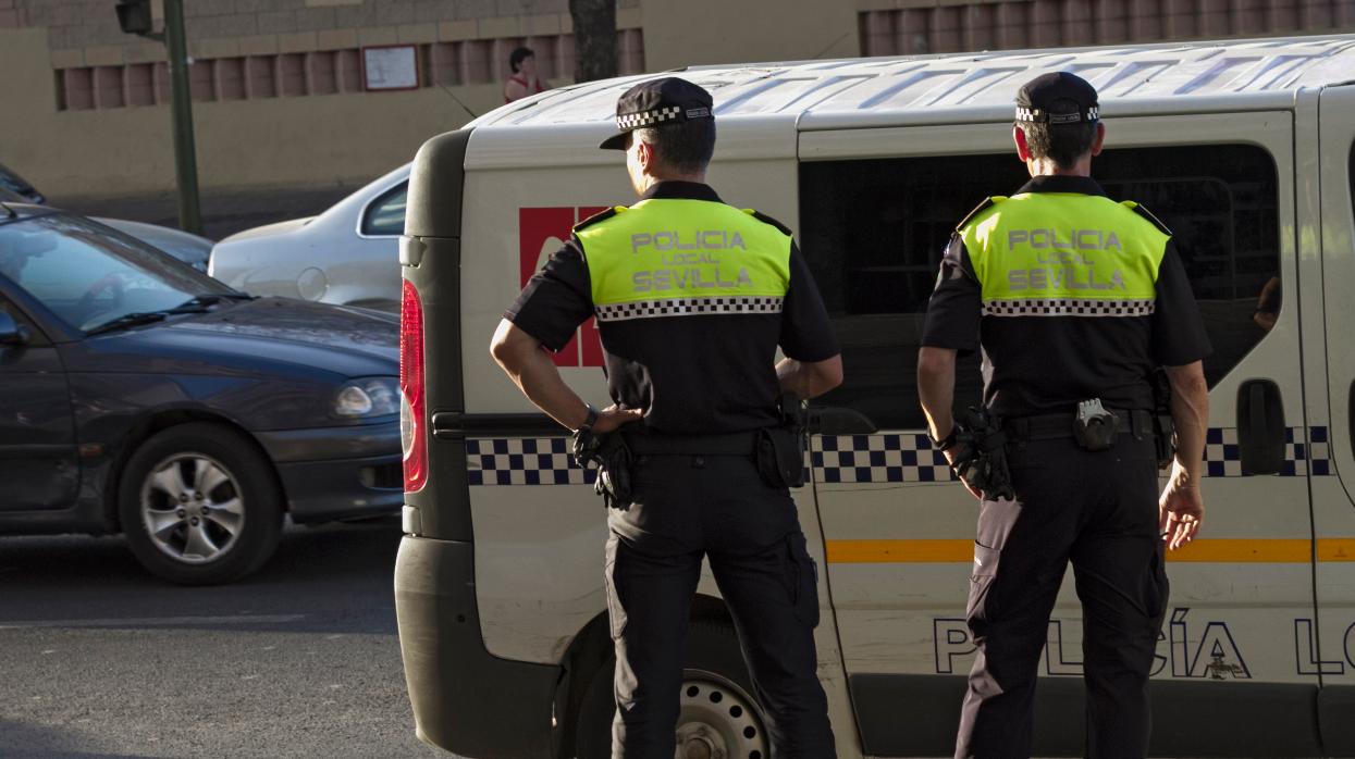 Dos agentes de Policía Local de Sevilla