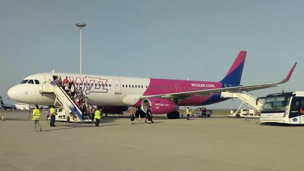 Satisfacción por el estreno «de la importante» conexión aérea de Wizz Air entre Sevilla y Bucarest
