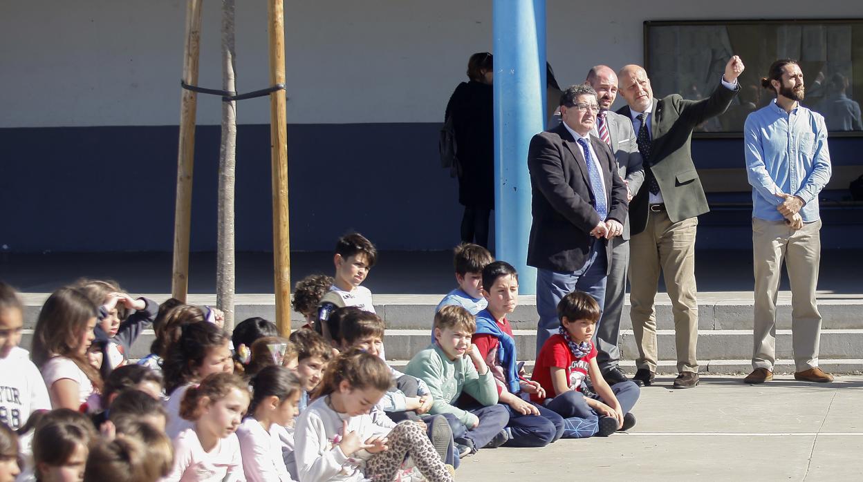 El consejero de Educación, Javier Imbroda, en una visita a un colegio