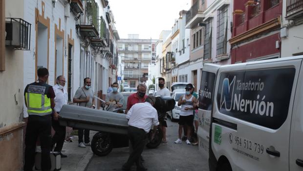 La mujer calcinada en el incendio de un piso en Sevilla fue estrangulada por un varón