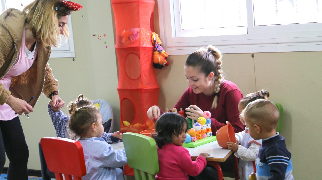 Dos educadoras en la guardería del Vacie