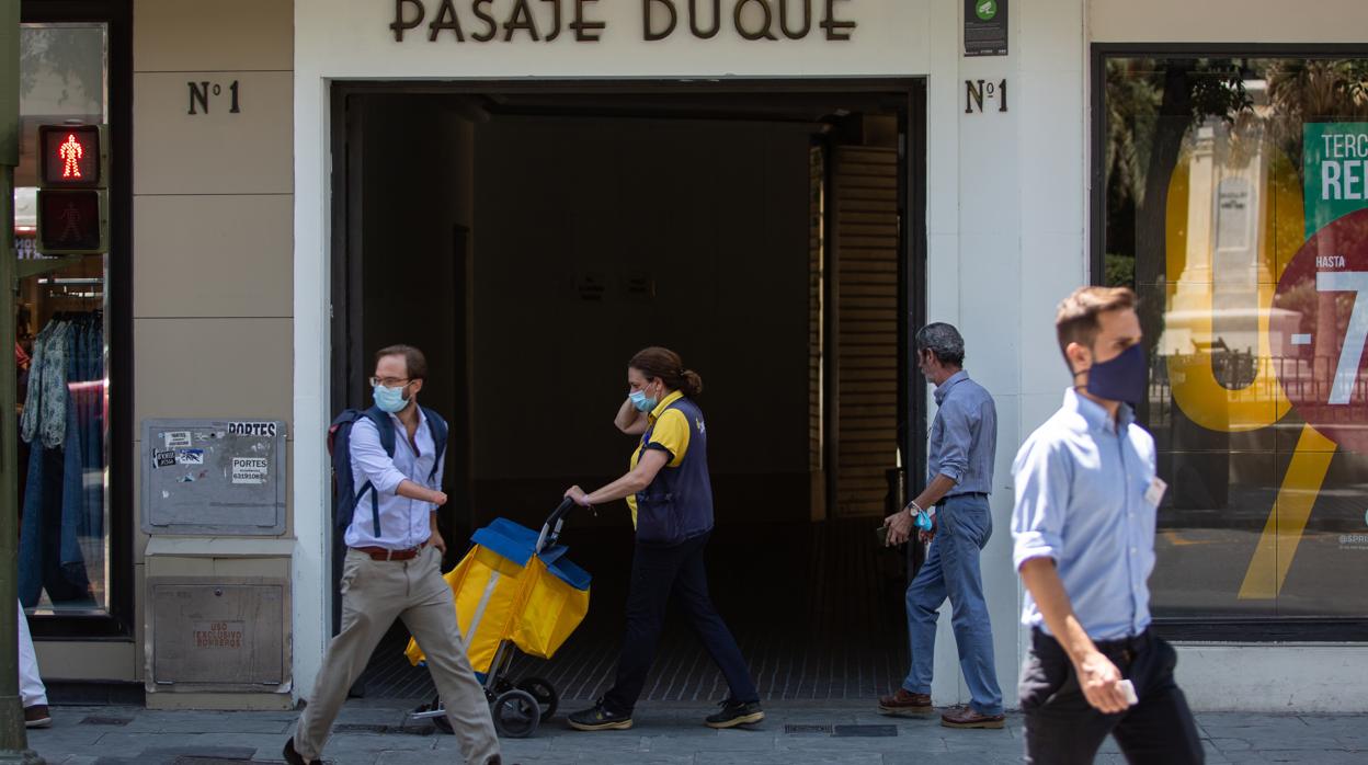 Personas recorren el centro de Sevilla con mascarillas