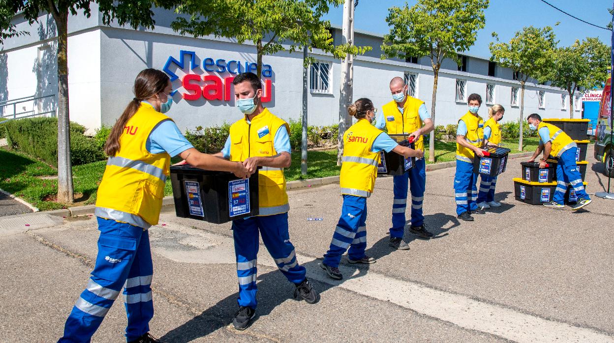 Los profesionales preparan el cargamento para partir hacia El Salvador