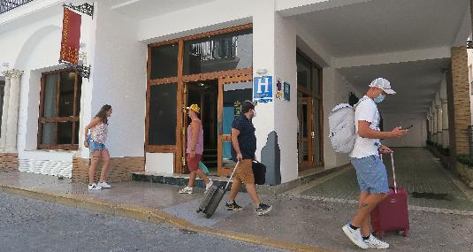 Varios turistas en la puerta de un hotel de Sevilla