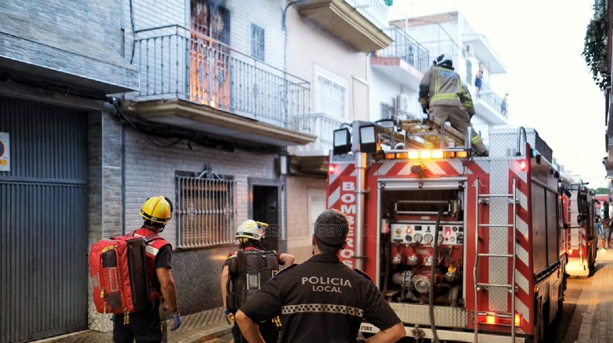 Bomberos trabajan en la extinción del incendio de Torreblanca