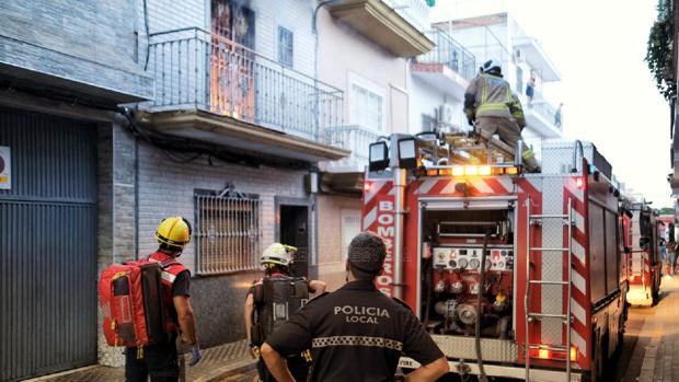 Desalojado un bloque en Torreblanca por un incendio que ha calcinado el inmueble al completo