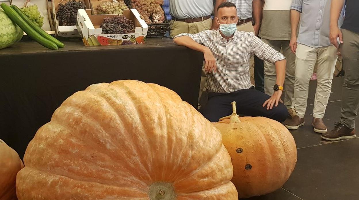 Foto de familia del alcalde y los productores con los frutos presentados al certamen