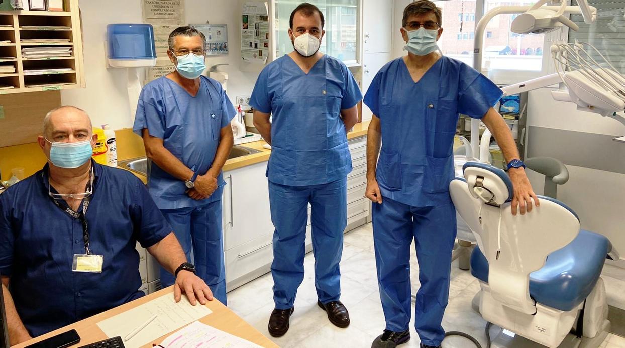 El doctor Mayorga y parte de su equipo en el Hospital Virgen Macarena