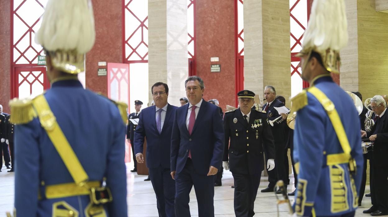 El alcalde de Sevilla, Juan Espadas, junto al delegado Juan Carlos Cabrera en el día de la festividad de la Policía Local