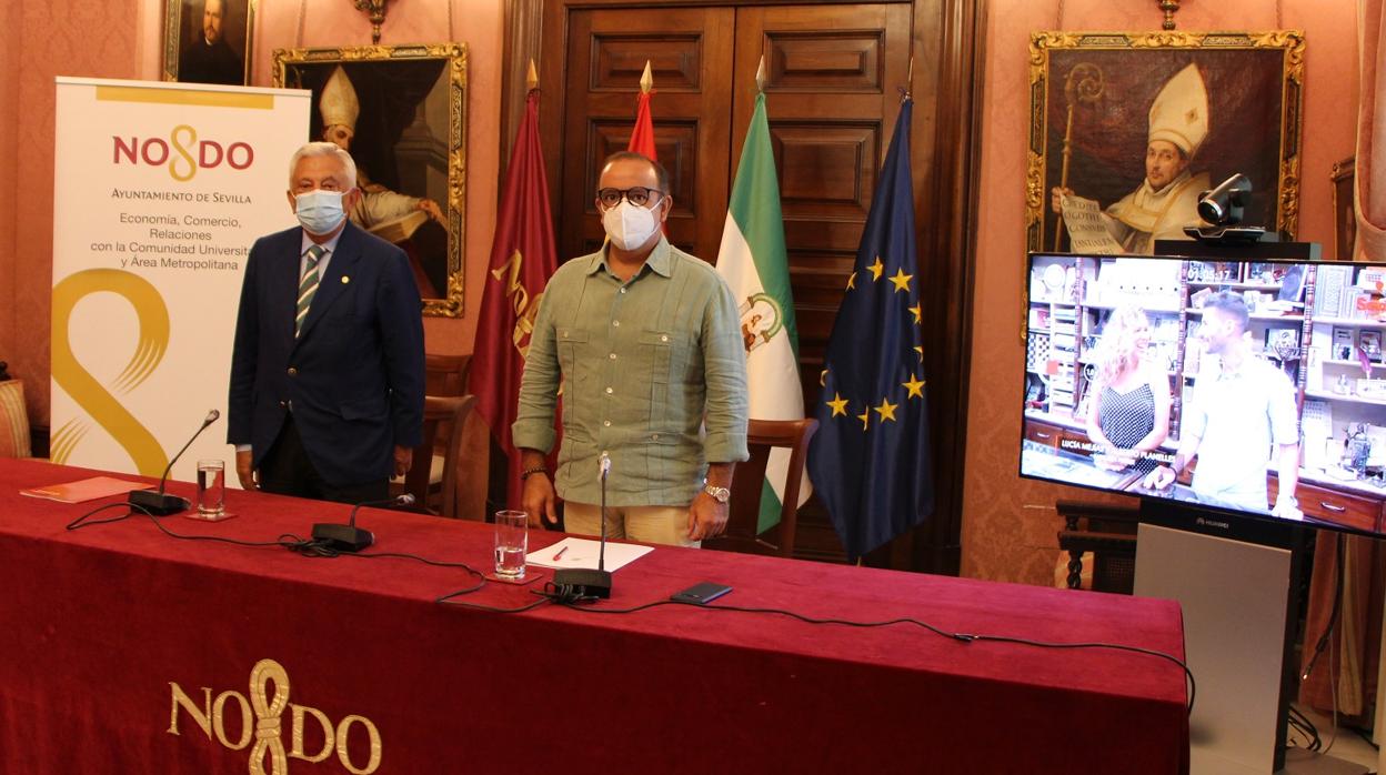 Francisco Herrero y Javier Páez, en la presentación del distintivo