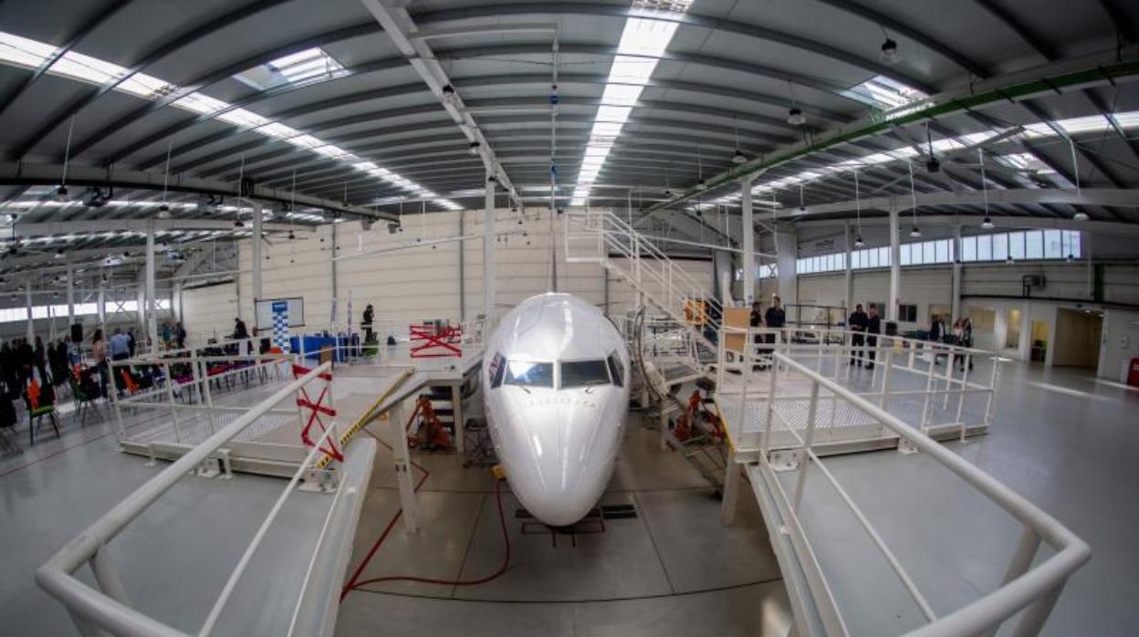 Un avión en el hangar de mantenimiento de Ryanair