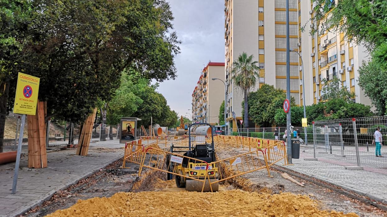 Las obras de sustitución del colector mantienen abierta en canal la Ronda de Tejares