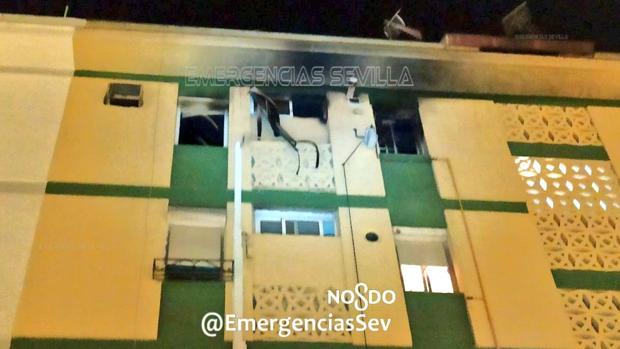 Un incendio obliga a desalojar un bloque de viviendas en el Polígono San Pablo de Sevilla