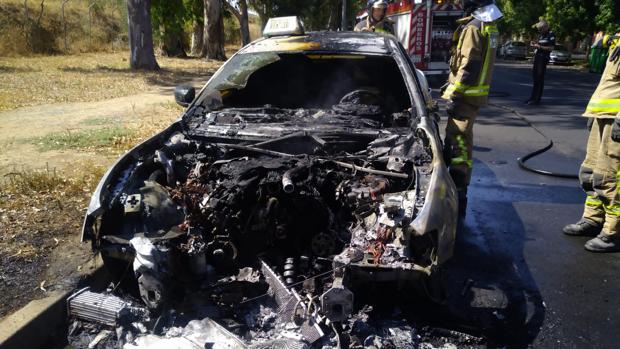 Sale ardiendo en Sevilla Este el taxi Maserati