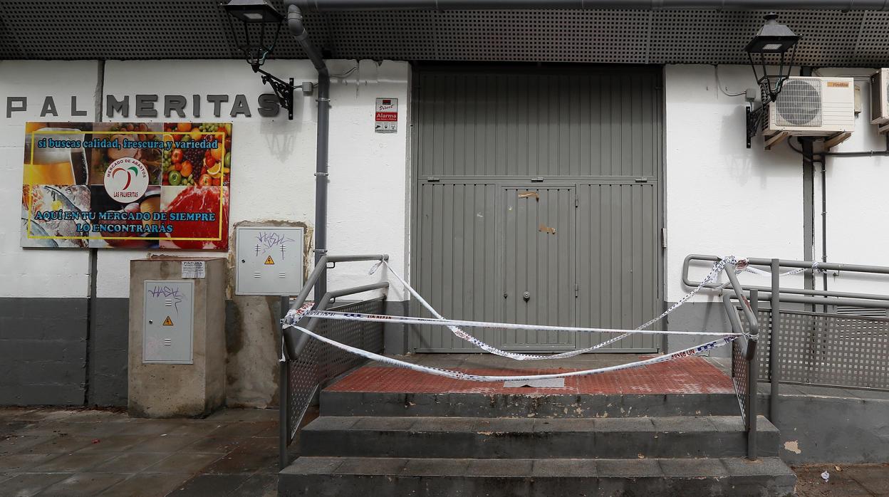 Precinto de la Policía en la entrada del mercado de abastos donde se detectó un brote