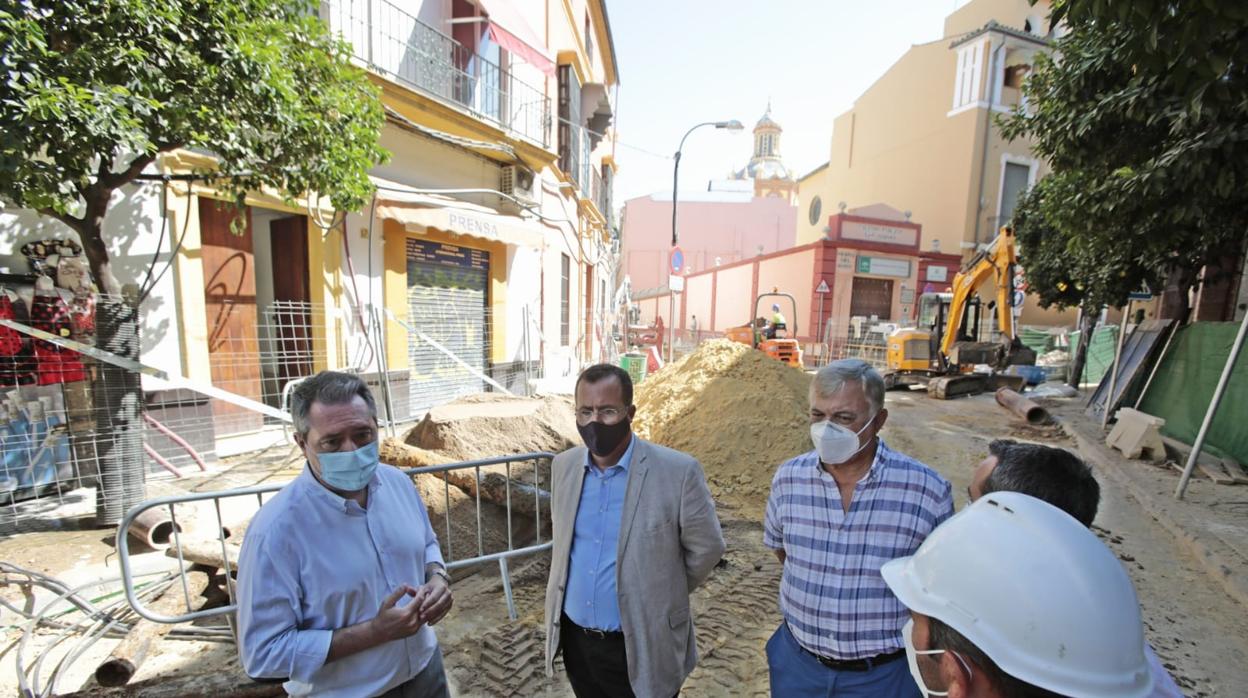 El alcalde durante una visita a las obras de Mateos Gago