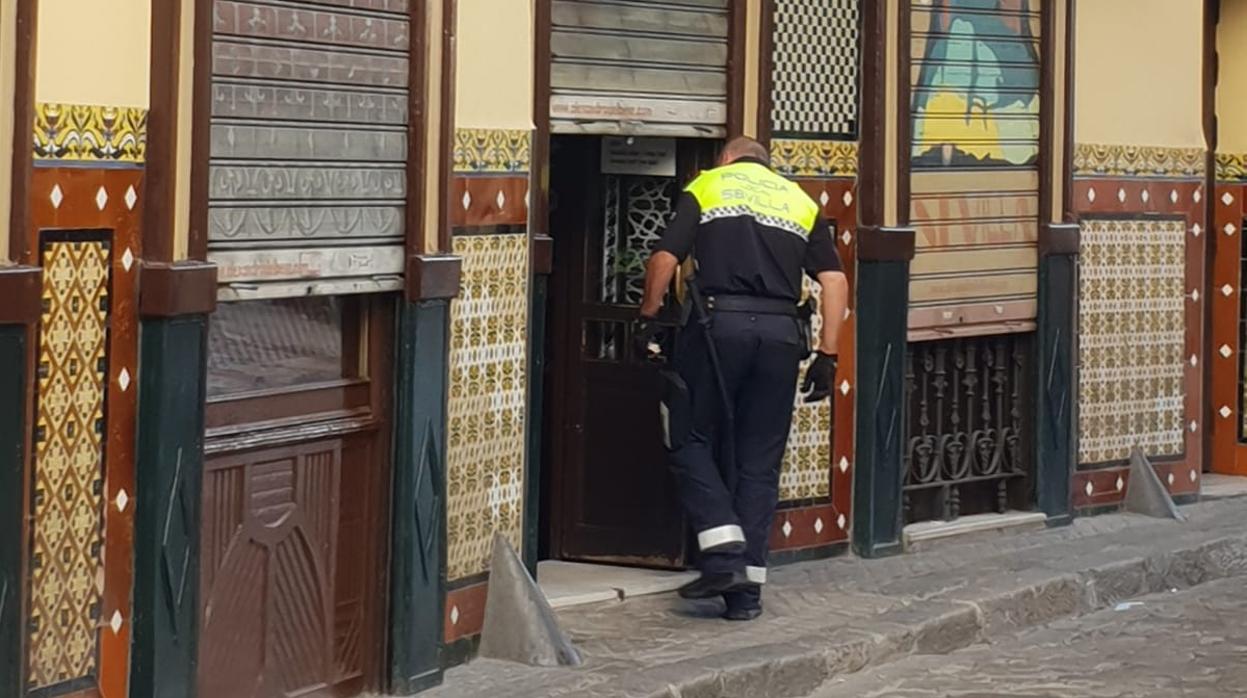 Un agente entra en El Rinconcillo por la puerta por la que accedieron los delincuentes