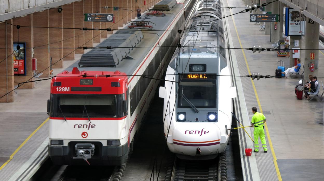 Un tren de Cercanías y otro AVE en Santa Justa