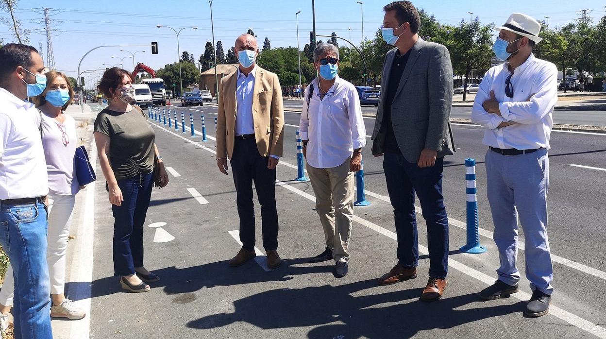 Los responsables municipales en una visita a la zona afectada de la avenida Doctor Fedriani