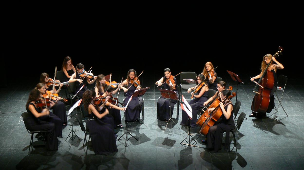 Integrantes del grupo Almaclara en concierto